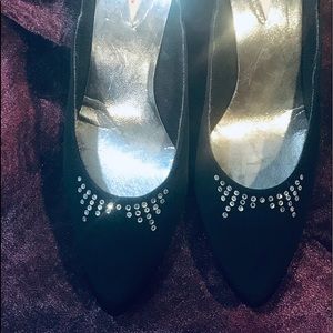 9West Ladies Black silk evening dress shoes.